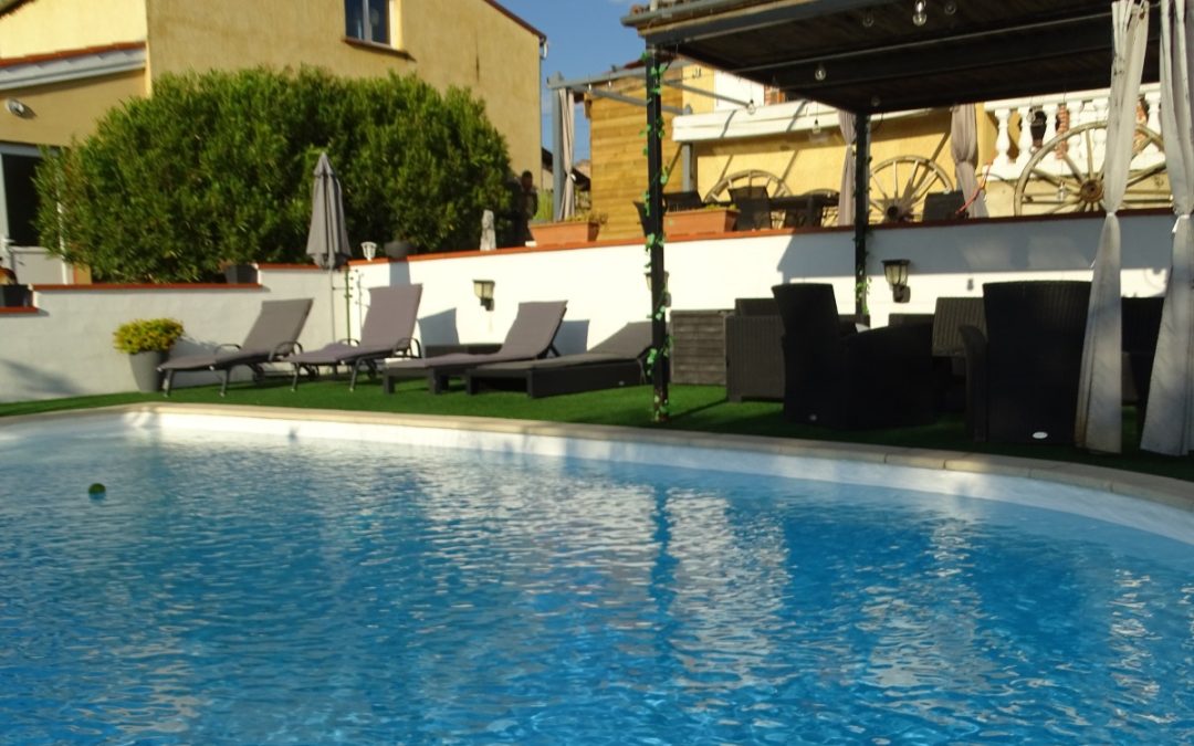 CHAMBRE D’HOTES FAMILIALE A 20MIN DE TOULOUSE, WIFI, CLIM, PISCINE COMMUNE